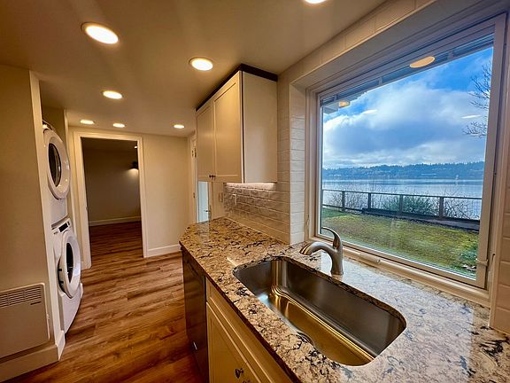 4th image of 2061 E Bay Dr NE