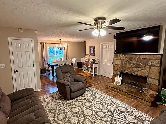 4th image of 355 Pleasantway Dr