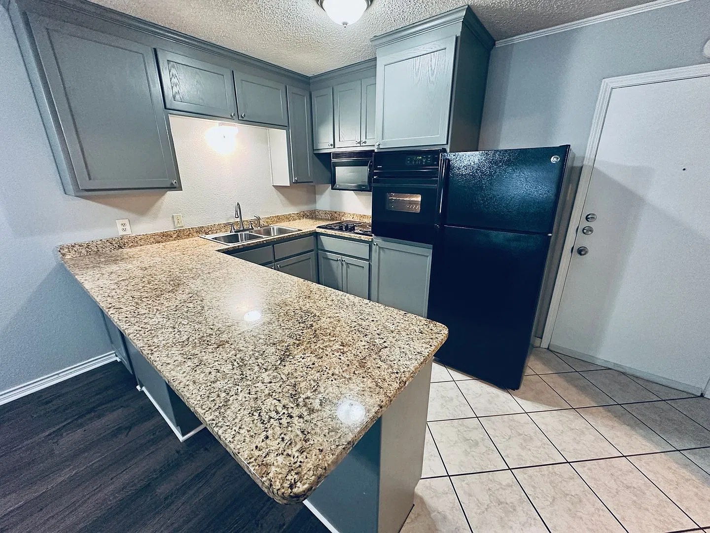 Fabulous landmark Downtown Austin property! Great downtown neighborhood! — Photo 1
