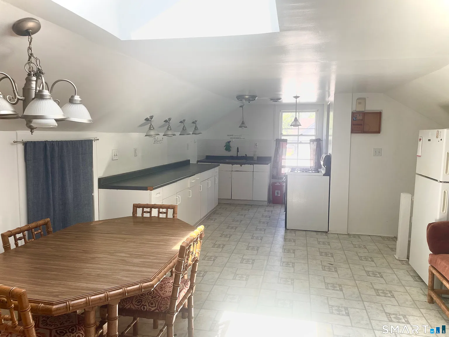 2 bed, 1.0 bath, 1100 sqft, $1,900 — Photo 2