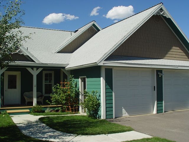 Wonderful 3/2 home with upgraded finishes