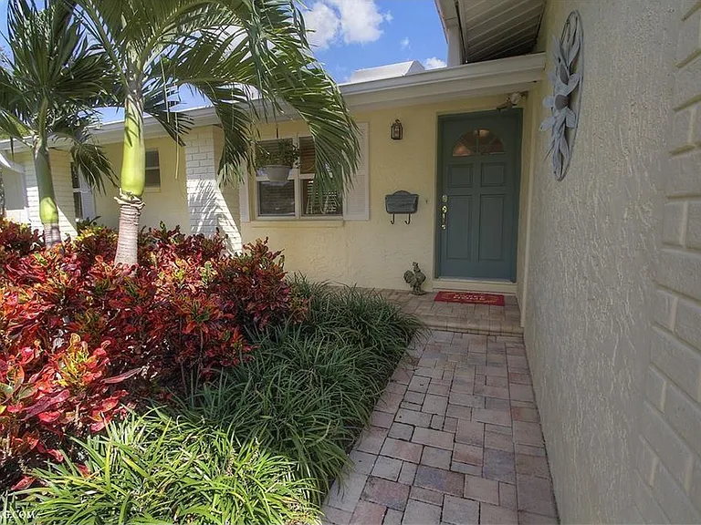 5835 Tanglewood Dr NE — Photo 2
