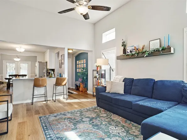 5921 Meadowglen Dr, Argyle, TX 76226