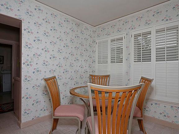 4th image of 215 E Clinton Ave