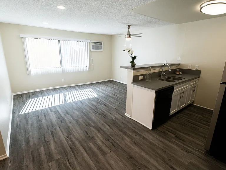 700 S. Berendo Ave — Photo 36