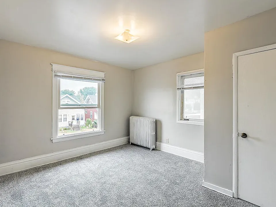 3 bed, 1100 sqft, $1,580 — Photo 3