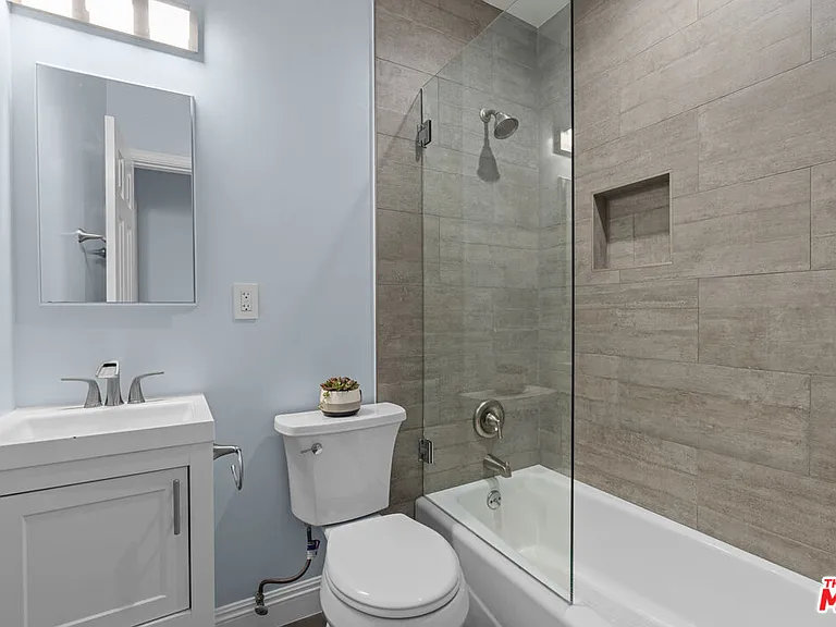 2435 3rd St #6 — Photo 22