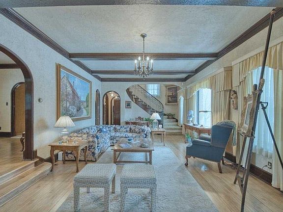 5th image of 1001 E Howard St