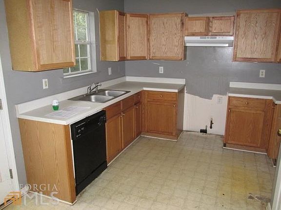 3rd image of 32 Canterbury Dr