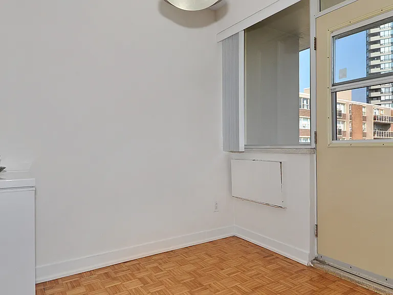 1286 Islington Ave — Photo 10
