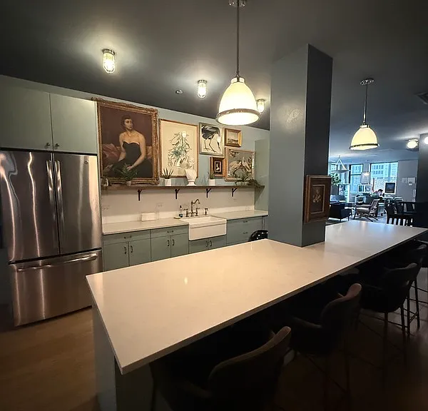 28 E Adams St — Photo 16