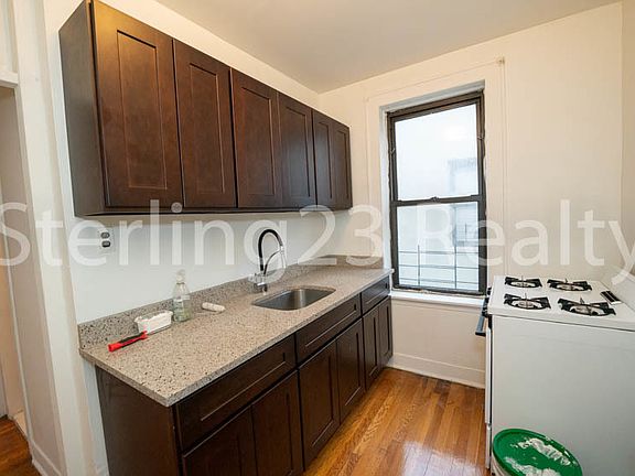 4th image of 2119 27th St #D4