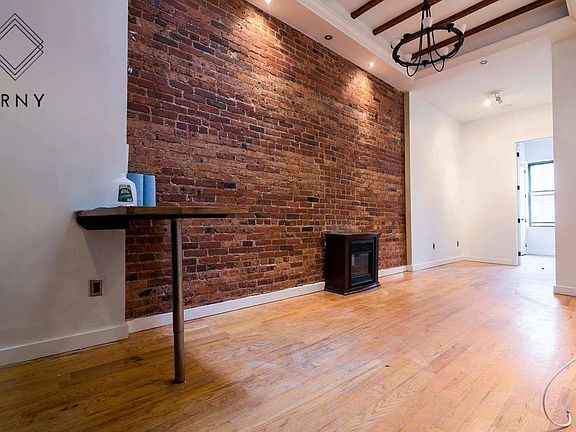 3rd image of 1050 Putnam Ave #2RE