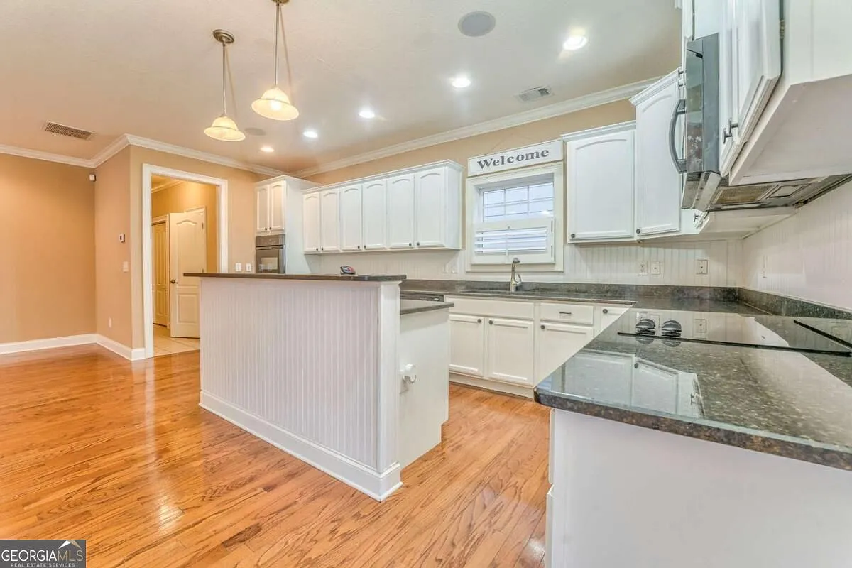 4 bed, 3.5 bath, 2758 sqft, $2,200 — Photo 4