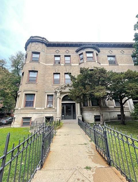 1st image of 3935 N Pine Grove Ave #1