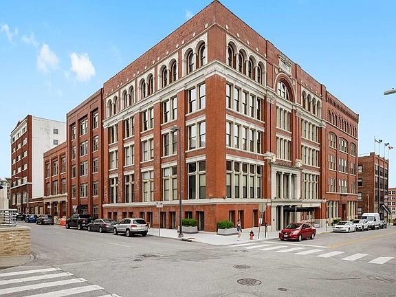 2nd image of 306 W 7th St #104.0