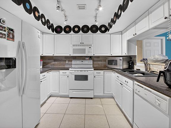 5th image of 220 SW 10th Avenue