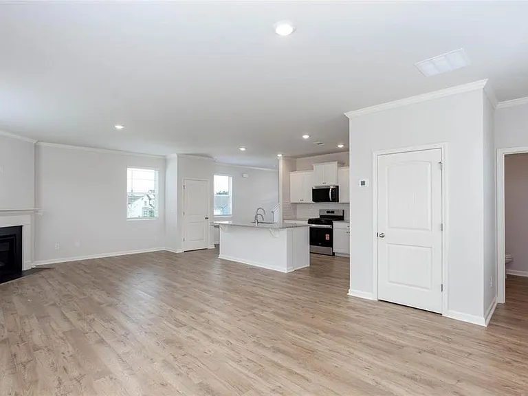 131 Landsdowne Way — Photo 7