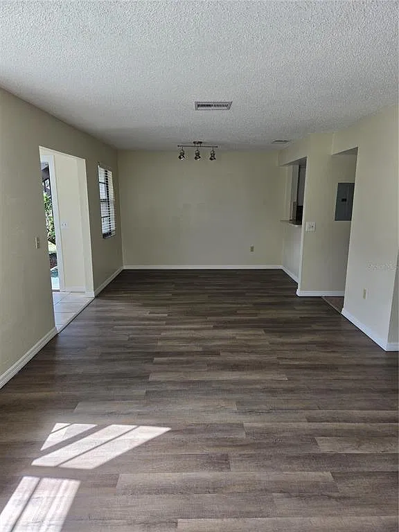 3 bed, 2.0 bath, 1239 sqft, $1,600 — Photo 2