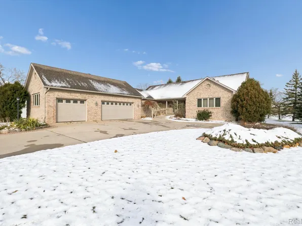 23220 Huron River Dr, Rockwood, MI 48173