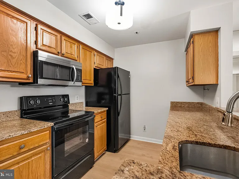 240 S Reynolds St #411 — Photo 16