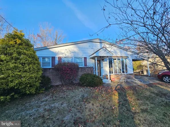 811 Aston Martin Dr, Lindenwold, NJ 08021