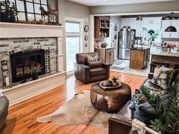 409 SW White Ridge Dr, Lees Summit, MO 64081