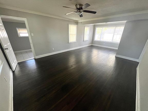 Entryway / living room (photo 2)