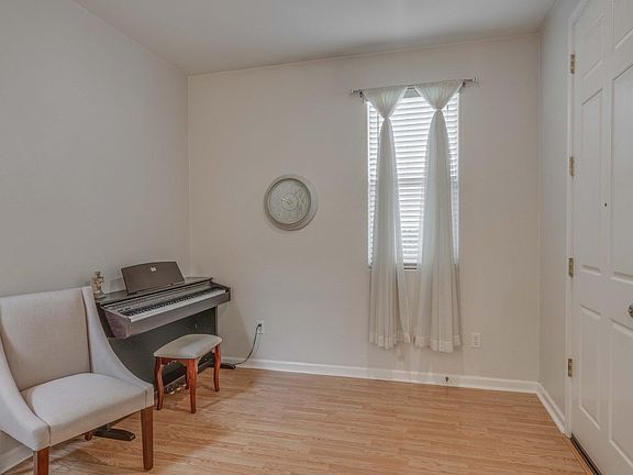 3rd image of 2839 Crested St