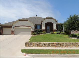 8208 Shady Valley Dr, Benbrook, TX 76116