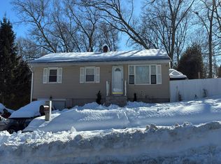 98 Pembroke Ln, Coventry, RI 02816