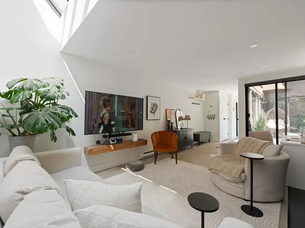 1279 Nicola St #104, Vancouver, BC V6G 2E8