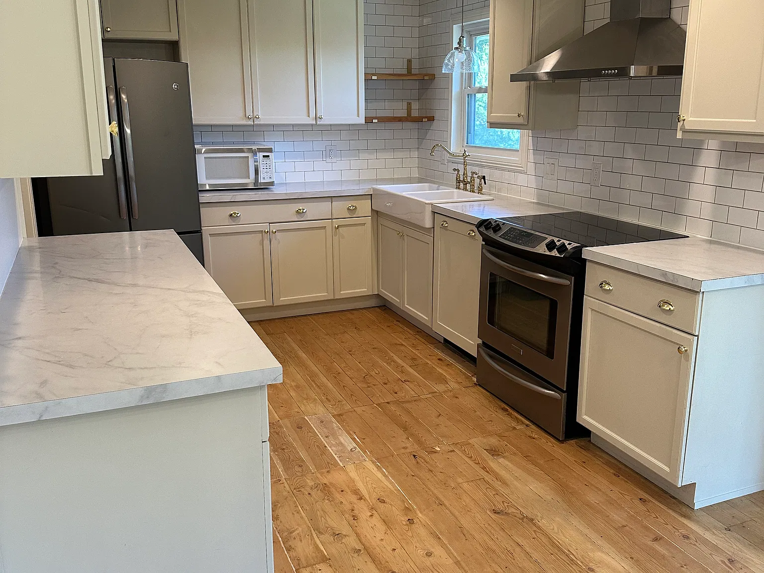 5 bed, 2496 sqft, $2,150 — Photo 3