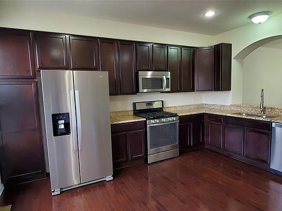 5th image of 27926 Hopkins Dr