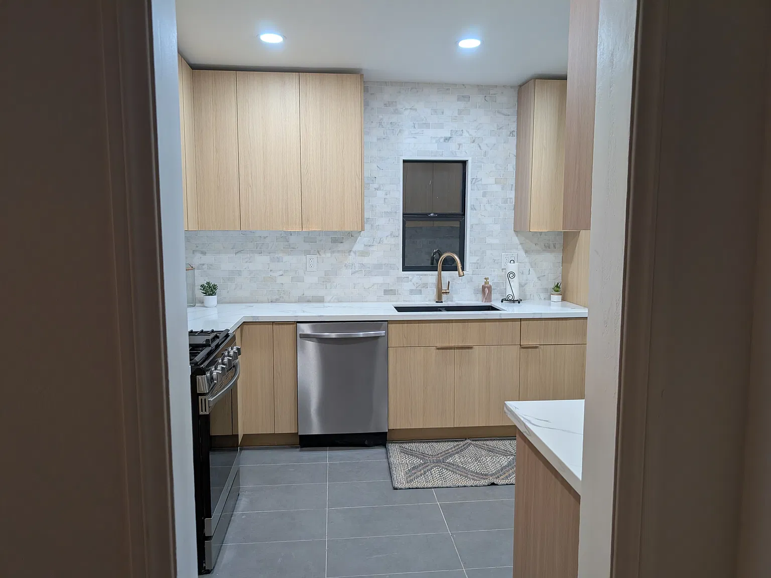 1239 S Tremaine Ave — Photo 2