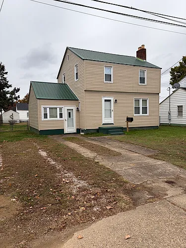 122 Pleasant St Photo 1