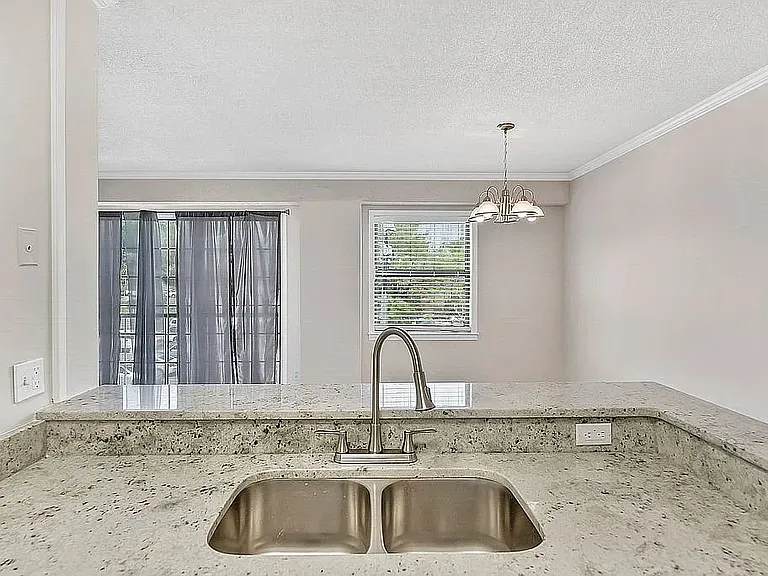 2009 Greene St #302 — Photo 3