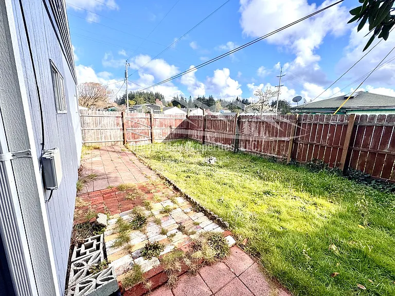 270 S Morrison St — Photo 19