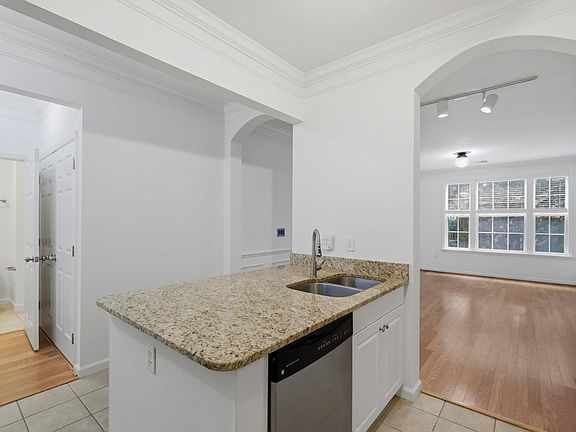 5th image of 31 Booth St Unit B55