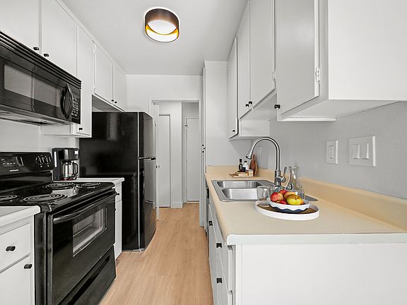 5th image of 1352 S Carmelina Ave APT 301
