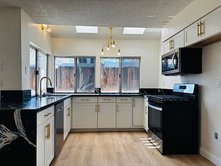 23606 Parkland Ave — Photo 4