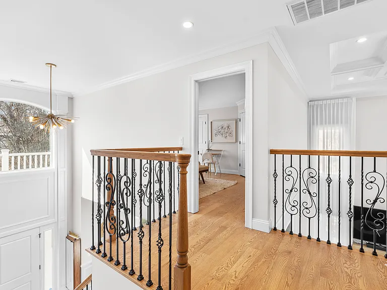 52 Glenwood Ave — Photo 13