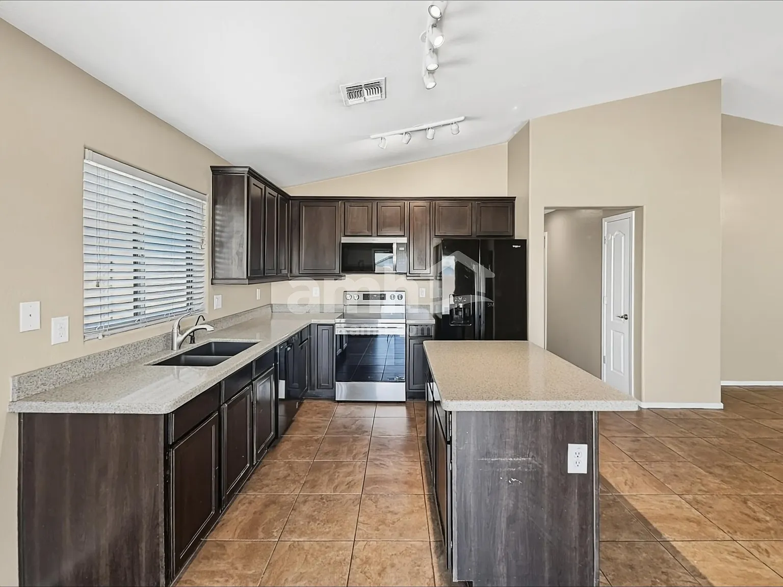 3 bed, 2.0 bath, 1571 sqft, $1,720 — Photo 3