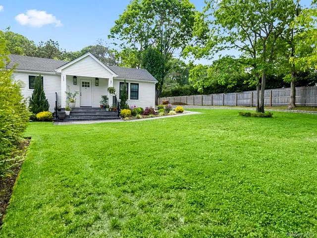 3 bed, 2.0 bath, 2500 sqft, $3,600 — Photo 2