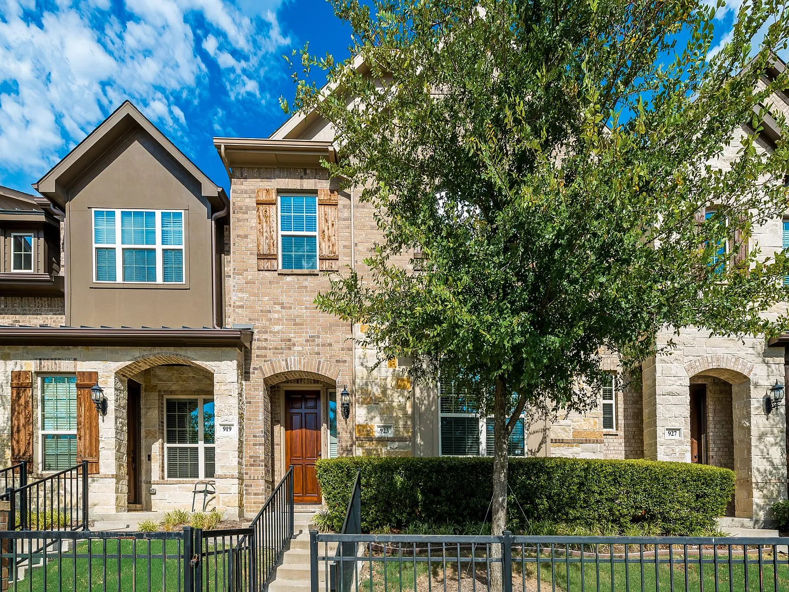 923 Whitehall Dr — Photo 1