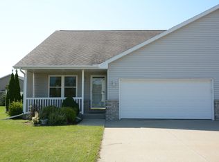 W255 Thompson Cir, Oconomowoc, WI 53066