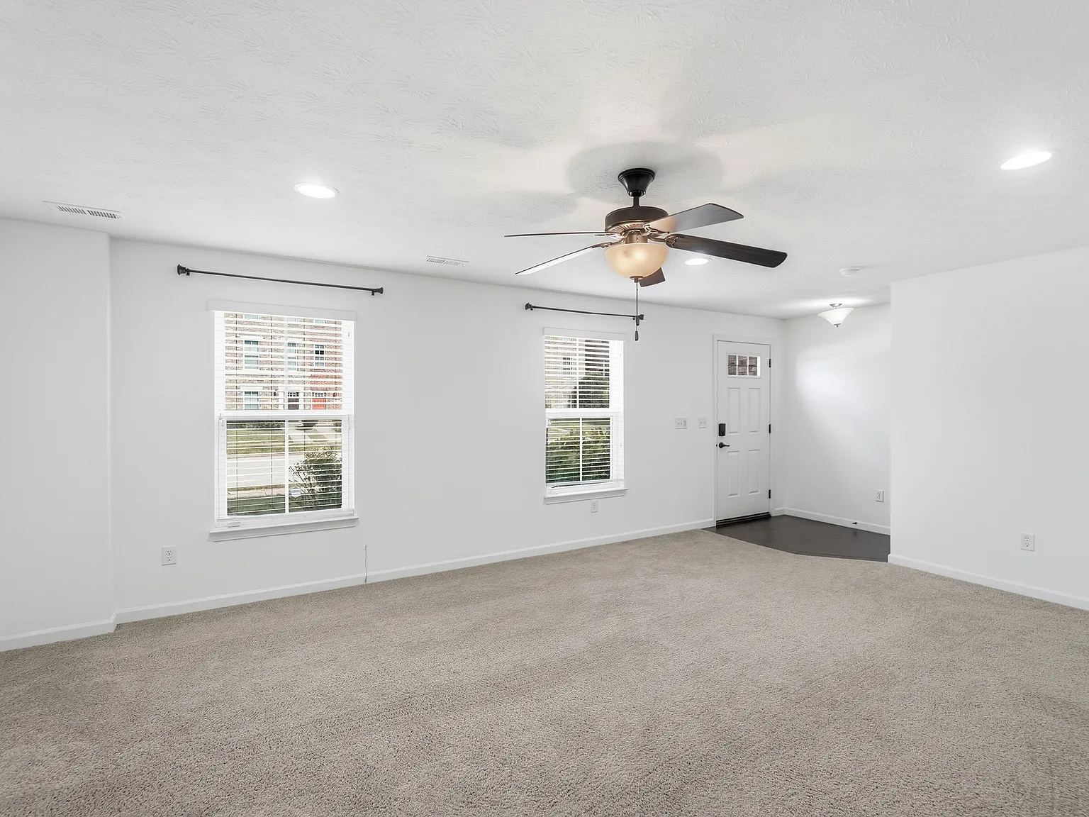 3 bed, 2112 sqft, $3,000 — Photo 2