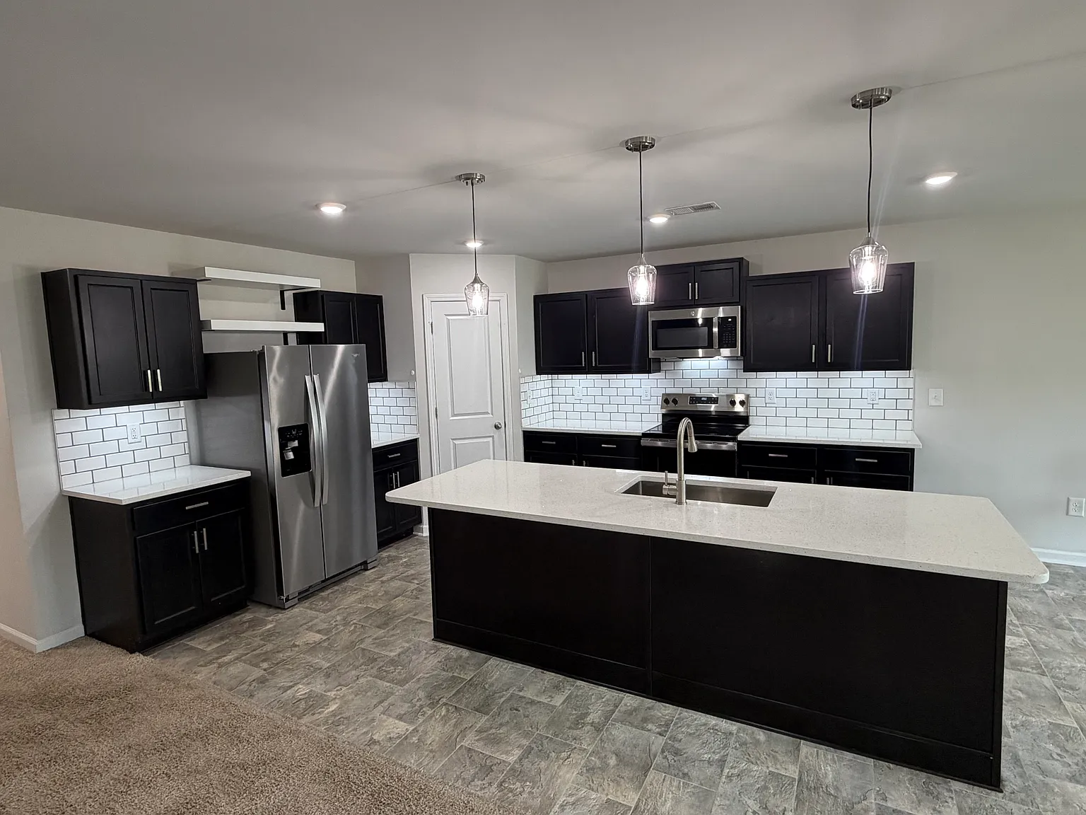 3 bed, 1836 sqft, $1,950 — Photo 2