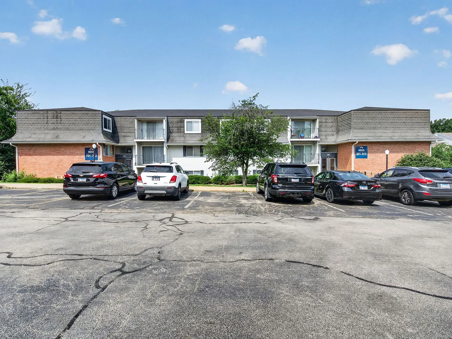 Hollow Hills Apartments — Photo 2