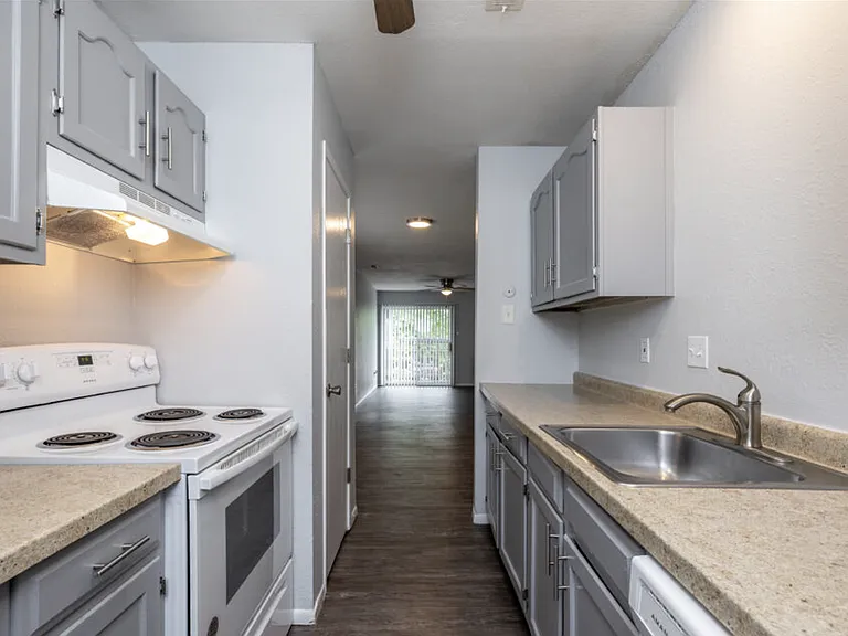 Whitehall Apartments — Photo 6